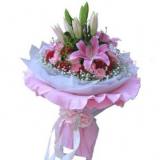 鲜花:粉色玫瑰9朵、粉百合1枝、绿叶适量，皱纹纸圆形包装，丝带束扎