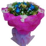 蓝玫瑰:33枝红玫瑰，每枝单枝包装，米兰间插，满天星外围。卷边纸圆形精美包装，网纱打结
