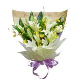 鲜花:5枝铁炮百合（或香水百合）+跳舞兰或泰国兰+绿叶+手柔纸单面包装+ 粉色的丝带.
