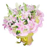 鲜花:粉色玫瑰9朵、粉百合1枝、绿叶适量，皱纹纸圆形包装，丝带束扎