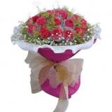 鲜花:2枝白香水百合，11枝粉玫瑰，白色桔梗3枝（或白玫瑰），衬花点缀；粉色手柔纸单面包装。