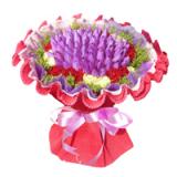鲜花:粉色康乃馨22支，绿叶间插。采用手揉包裹，粉色丝带花束扎