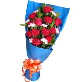 鲜花:红色康乃馨22支，小草花点缀，情人草；卷边纸圆形包装，双色法式蝴蝶结束扎