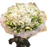 鲜花:香水百合间插，玫瑰，扶朗，良乃馨搭配，绿叶等，单面插花，手提花篮一个，高50CM