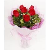 鲜花:粉玫瑰11枝，红玫瑰11枝，加绿叶。皱纹纸内衬，白色细纱