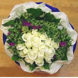 鲜花:12枝白玫瑰，情人草，送绵纸包装。