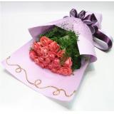 鲜花:紫色郁金香11枝（季节性鲜花，预定前请先咨询），香水百合2枝，绿叶，满天星点缀；扇形花束
