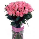 鲜花:99枝桃红玫瑰，外围羽毛配草，手揉纸包装圆形花束