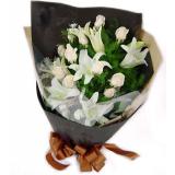 鲜花:粉玫瑰11枝，白百合1枝，公仔1对，羽毛点缀；粉色、白色系棉纸包装，扇形花束。