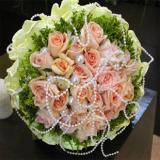 鲜花:22朵香槟色玫瑰.绿叶点缀,精美卷边纸包装,精美丝带花装饰(无珍珠)，此花需预定