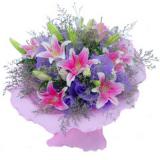 鲜花:紫精灵玫瑰99支（特殊花材，请提前订购）；紫色纱圆形包装，白色羽毛装饰，法式蝴蝶结束扎，此花限送各大城市
