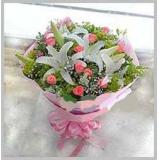 鲜花:白色玫瑰19枝，满天星或小草花外围；玻璃纸内衬，手柔纸外包装，粉色丝带束扎，圆形花束
