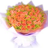鲜花:33枝香槟玫瑰，外围多头白香水百合6枝，幸福草间插，紫色手柔纸包装