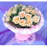 鲜花:百合，玫瑰，泰国兰，绿叶间插，巴西木，散尾垫底，前面垂掉鲜花，高档桌花一个