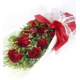 鲜花:红玫瑰99支,绿叶点缀。纱圆形包装，红色丝带花束扎。