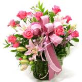 鲜花:香槟玫瑰9支，紫色小菊。浅绿色绵纸，橙色绵纸圆形包装。绿色丝带束扎（此花需提前预定）