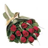 鲜花:11支红玫瑰+情人草+配叶，圆形花束绉纹纸包装