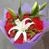 鲜花:高档桌花：白色香水百合，大鸟，泰国兰，扶朗花，玫瑰等材料间插，直径60-80cm