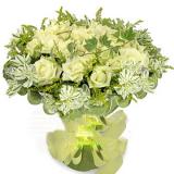 鲜花:白色玫瑰365枝，绿叶外围，手揉纸高档包装