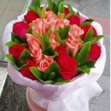 靖海路鲜花店鲜花:粉玫瑰11枝，红玫瑰11枝，加绿叶。皱纹纸内衬，白色细纱