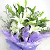 鲜花:9枝粉香水百合。浅蓝色棉纸内包装，皱纹纸外包装