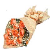 鲜花:6枝红玫瑰，6枝红康乃馨，2枝多头粉百合，米兰，手揉纸包装
