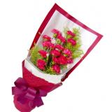 鲜花:11枝粉玫瑰+勿忘我+情人草丰满、精美纱网包装、紫色皱纹纸、紫色蝴蝶结包装