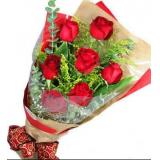 鲜花:33枝精品红玫瑰，2枝多头白香水百合，米兰，粉色纸包装，圆形花束