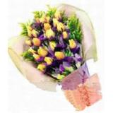 鲜花:36枝顶级粉玫瑰，黄莺适量搭配，紫纱围绕，外层深紫色手揉纸包装，紫色丝带束扎。