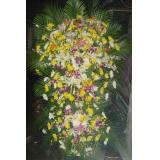 鲜花:黄菊，多头白百合间手，绿叶，1.5米高花篮一个