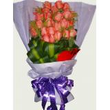 传媒大学花店鲜花:上等粉玫瑰24枝，代表无悔的爱，搭配巴西木叶，手柔纸单面包装