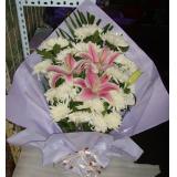 菊花:99朵粉玫瑰，绿叶围绕，淡紫色皱纹纸圆形包装，配同色蝴蝶结