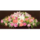 桌花:19枝粉玫瑰，黄莺点缀；白色纱网外围，圆形包装