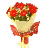 鲜花:33枝红玫瑰外围一圈白色羽毛。红色的纸包圆形花束（此花需提前预定）。