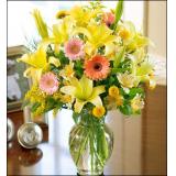 鲜花:粉，白，黄色百合间插，各色扶朗，玫瑰，红掌，剑兰等，高1.8米以上高档开业花篮一个