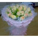 鲜花:19枝顶级粉玫瑰在上，绿叶间插，3朵盛开的白色香水百合花在下，粉色皱纹纸外包并托底，单面花束