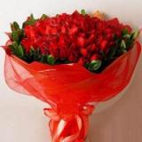 鲜花:66枝红色玫瑰外围绿叶。尖角圆形花束，红色手揉纸，红色丝带束扎