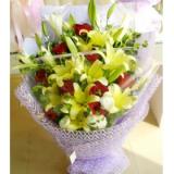 鲜花:24枝黄玫,满天星,绿叶丰满,红色精美礼盒装（此花需提前预定）