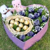 蓝色玫瑰:11枝粉玫瑰+1枝多头铁炮百合（或香水百合）+配花,内衬淡紫色的绵纸外面卷边纸圆形包装