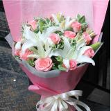 粉玫瑰:19枝香槟玫瑰，2枝白香水百合，米兰间插、纱网外包，粉色棉纸外围，圆形花束。