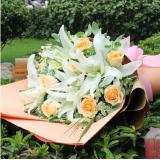 香槟玫瑰:黄玫瑰11枝，配花适量，黄莺点缀，绵纸圆形包装