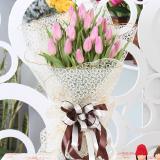 郁金香:白香水百合5朵、白玫瑰16支，单枝包装，加黄莺。纱、绵纸、花篮。