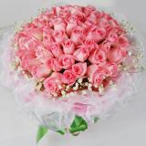 66支粉玫瑰:19粒金莎朱古力+配花+淡蓝色的卷边纸圆形包装, 紫色的丝带