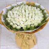 99支白玫瑰:2枝粉香水百合，9枝香槟色玫瑰，绿叶点缀；卷边纸外围，圆形包装（此花需预定）