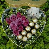 玫瑰礼盒:33枝精品红玫瑰，2枝多头白香水百合，米兰，粉色纸包装，圆形花束