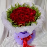 33朵红玫瑰:红色玫瑰12枝,配材，置于透明玻璃花瓶中.(此花需预定，并限送各市区一级）