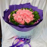 粉玫瑰:红玫瑰99支,绿叶点缀。纱圆形包装，红色丝带花束扎。