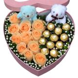 玫瑰礼盒:粉玫瑰11枝、桃紅色玫瑰13枝、羽毛装饰，皱纹纸圆形包装
