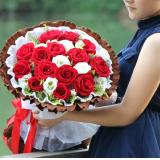 红玫瑰:99枝桃红玫瑰，外围羽毛配草，手揉纸包装圆形花束