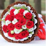 红玫瑰:33枝精品红玫瑰，2枝多头白香水百合，米兰，粉色纸包装，圆形花束